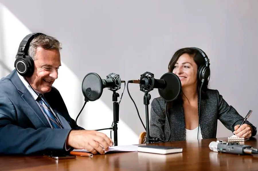 Podcast corporativo con dos profesionales
